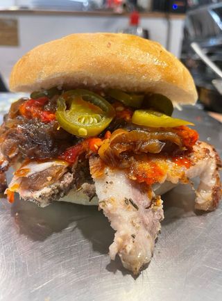 Porchetta con jalapeño, salsa piccante e cipolla caramellata