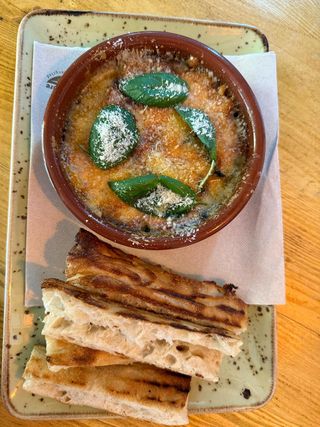 Parmigiana al horno con focaccia casera