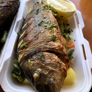 Doradă pe pat de legume și lămâie