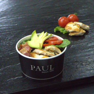 სალათი ქათმით,  ავოკადოთი და ბეკონით