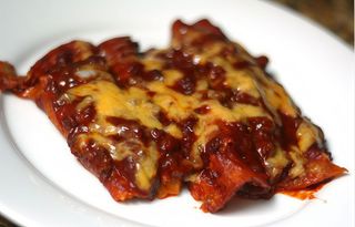 Enchilada Con Chili Con Carne