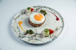 Бифштекс с яйцом