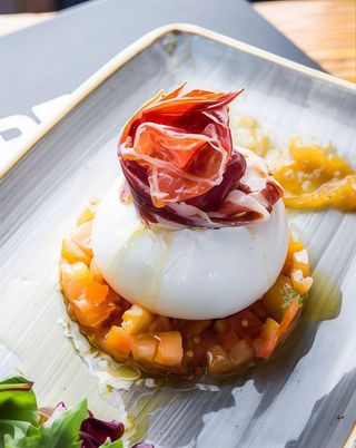 La Burrata de BaRRa con tomate natural, jamón ibérico, aceite de trufa