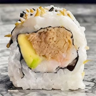 55. Uramaki Camarones Cocidos Con Atún Ahumado Y Aguacate (8 Pzs.)