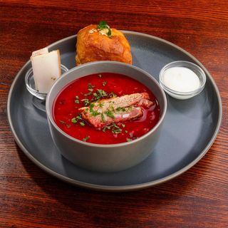 Borș roșu cu coaste de porc afumate 