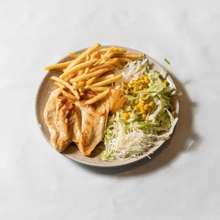 Pit de pollastre a la planxa amb patates fregides i beguda