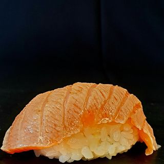 Nigiri z dowolną rybą opaloną