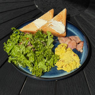 Скрембл з міні салатом та беконом