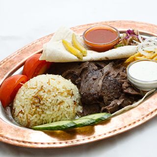 Донер в тарелке с говядиной