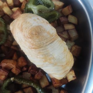 Hojaldre De Carrillera Con Patatas Y Pimientos De Padrón