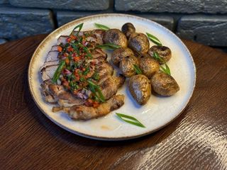 Стейк зі свинини з картоплею бейбі (350g)