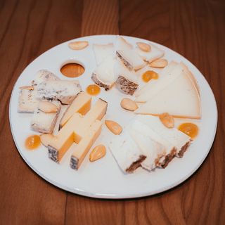 Selección de quesos con almendras y compota de manzana