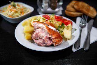 Ciolan afumat de porc cu cartofi natur si mujdei