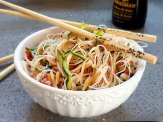 Spaghetti di riso saltati con frutti di mare