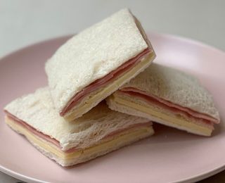 Sandwich De Miga Triple Jamón Y Queso