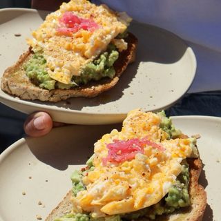 Tostada Aguacate y Huevos Revueltos