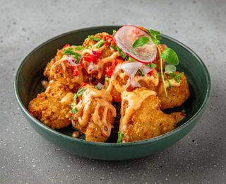 Conopidă tempura cu parmezan și sos de usturoi