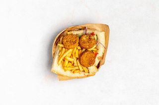 Kebab w bułce z falaflem 