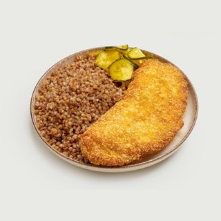 Курячий шніцель з шинкою та сиром, гречка та ліниві огірочки