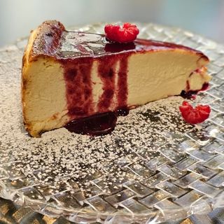 Tarta de queso con coulis de frutos rojos