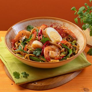 Яєчна локшина з креветками