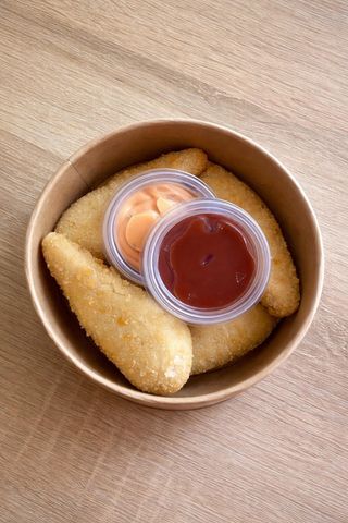 Stripsy z fileta indyka z sosem 1000 wysp i ketchupem(5szt)