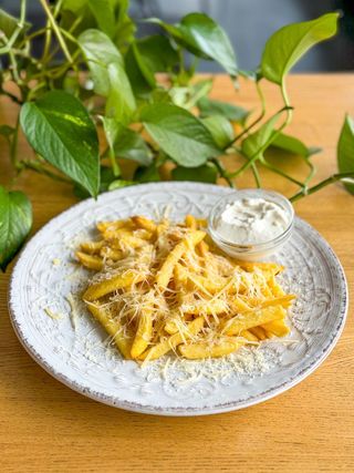 Frytki z parmezanem i sosem blu cheese
