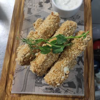 Сирні палички з соусом сметанковим із часником