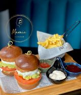 Бургери с поширано яйце и авокадо (2бр)