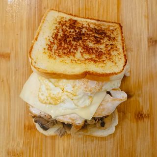 Sándwich De Champiñones Con Cebolla Pochada Y Pollo