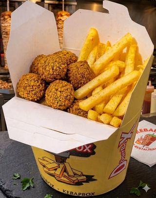 Kebab box patatas y falafel
