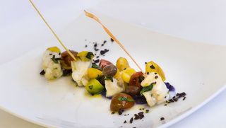 LA PESCATRICE ARROSTO CON PATATE, OLIVE E POMODORI