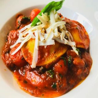 Ravioli di bufala en salsa de la norma