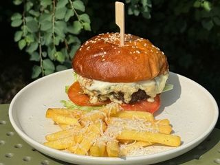 Бургер з біфштексом та сиром дор-блю (350g)