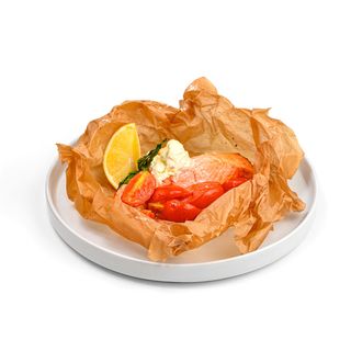 Somon copt in pergament cu roșii și cremă de brânză