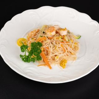 173. Spaghetti di riso con gamberi e verdure