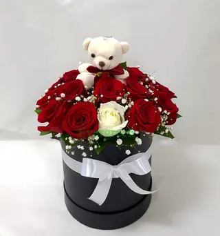 ვარდები და დათუნია ყუთში