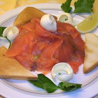 Salmone affumicato con crostini