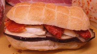 Panino con melanzane grigliate, mozzarella e pomodori secchi