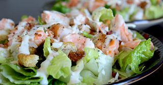 Salată Caesar cu somon fume
