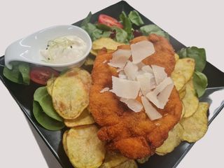 Şniţel parmigiano cu cartofi chips