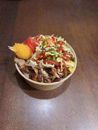 82. Riso bianco con kebab, chele di granchio