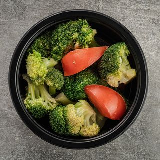 Брокколи с помидорами