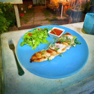 Пилешко Брачоле с бекон и аспержи (350г)