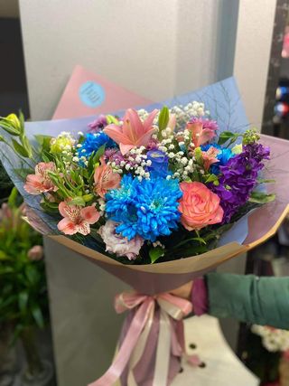 #8. ფერადი თაიგული ჰოლანდიური  ყვავილით მატ შორის ლილიით