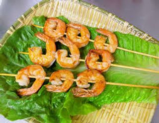 Spiedini di gamberi alla griglia