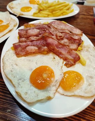 Dos Huevos Con Patatas Y Bacon