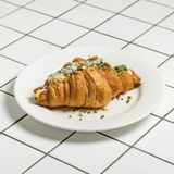 Круассан со скремблом, грибами и соусом бешамель