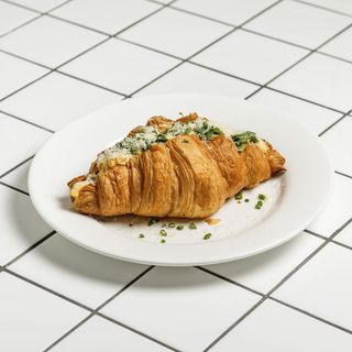 Круассан со скремблом, грибами и соусом бешамель