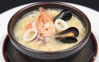 Zuppa con frutti di mare